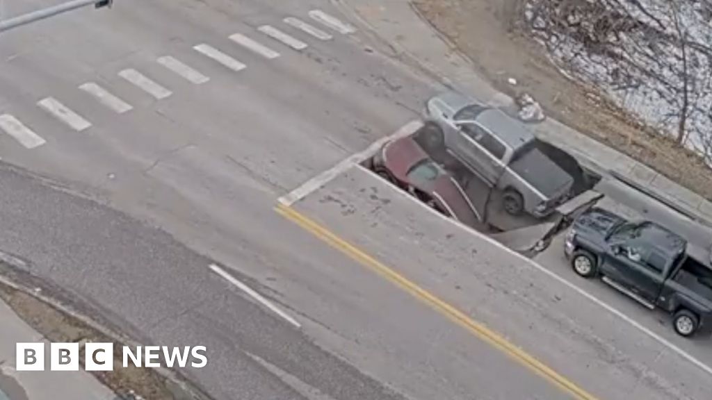 Moment a sinkhole in Omaha traps cars and drivers