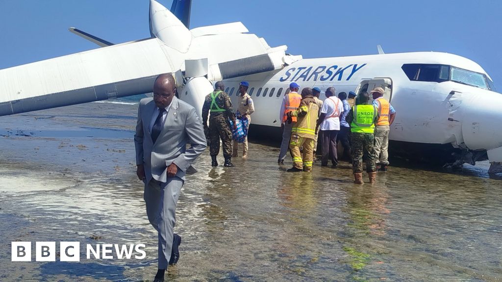 Pilot praised after crash-landing faulty Somali passenger plane on seashore